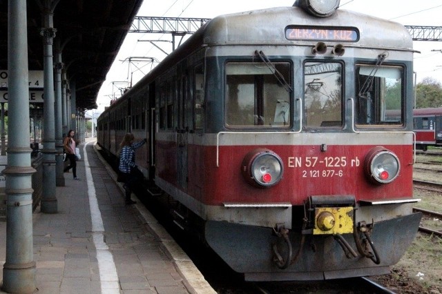 Pociąg relacji Opole &#8211; Kędzierzyn-Koźle, który ze stolicy województwa odjeżdża  o godz. 15.36, zniknie z rozkładu do 17 października. Zastąpią go dwa autobusy.