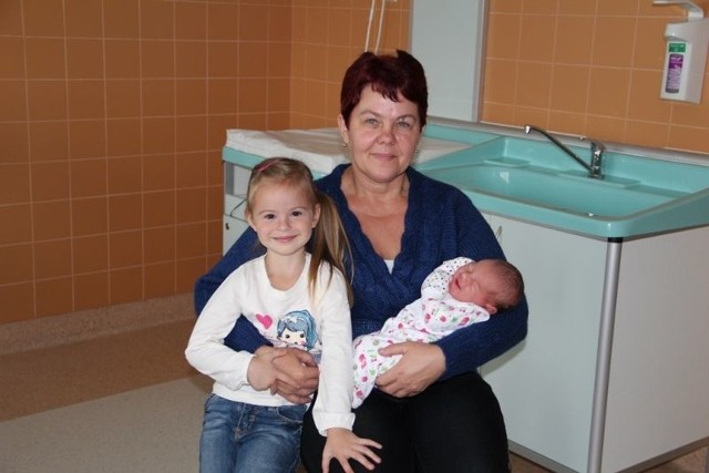 Córka Justyna i Dariusza Pawełczyk z Myszyńca urodziła się 15 września. Ważyła 3300g, mierzyła 57cm. To drugie dziecko państwa Pawełczyk. Mają oni już czteroletnią córkę Julię, która razem z babcią Zofią i maleńką siostrzyczką dumnie pozuje do zdjęcia