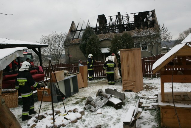 Palił się stary domek jednorodzinny. Ogień strawił dach i poddasze. Strażacy wynosili ze środka to, co udało się uratować. Na poddaszu zginęła matka z dwójką dzieci.