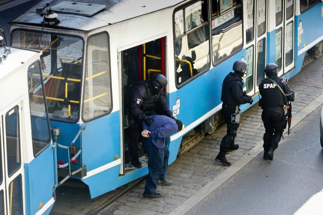 Ćwiczenia w tramwajach i centrach handlowych to jeden ze sposobów przygotowania się na wypadek ewentualnego zamachu