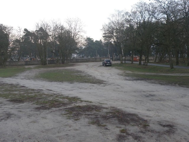 Tak wygląda teren przed cmentarzem na kieleckim Białogonie, na którym odwiedzający bliskich zmarłych parkują samochody. Gdy pada deszcz i jest mokro, po wyjściu z auta trzeba brnąć w błocie.