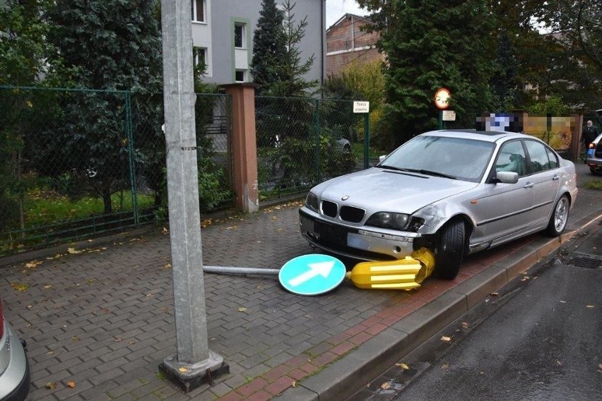 Tarnów. Pijany szaleniec w BMW omal nie zabił przechodnia, ścinał słupki przy jezdni i uszkodził inne pojazdy. Utknął na ul. Narutowicza