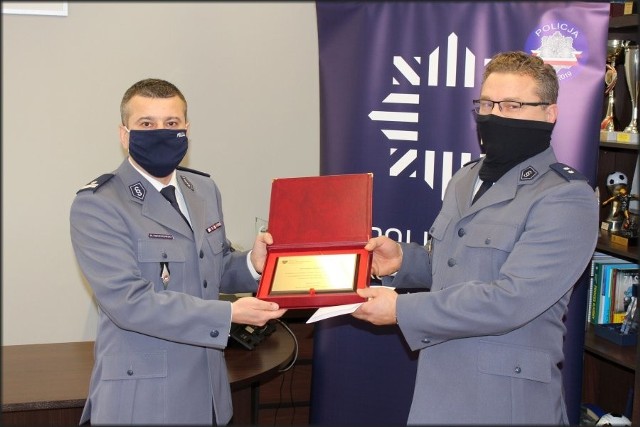 Komendant Miejski Policji w Tarnobrzegu podinspektor Marek Pietrykowski, wręczył wyróżnienie podkomisarzowi Dawidowi Dołowemu