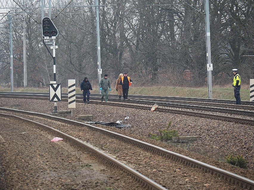 Dwie osoby zostały potrącone przez pociąg, jedna z nich nie...