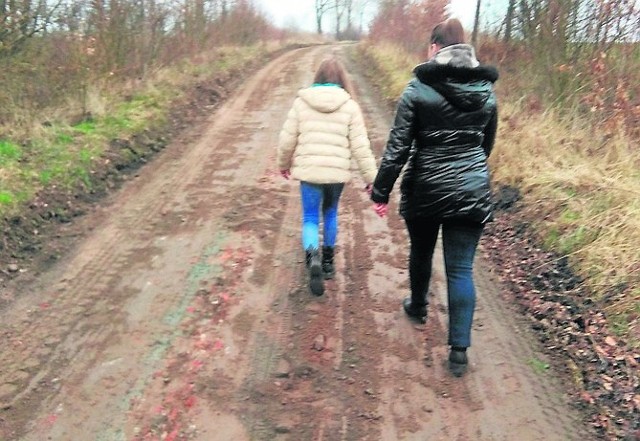 Gdy pada, droga w Dochówku  zmienia  się w błotnistą plamę, po której z wielkim trudem chodzą piesi i jeżdżą samochody.