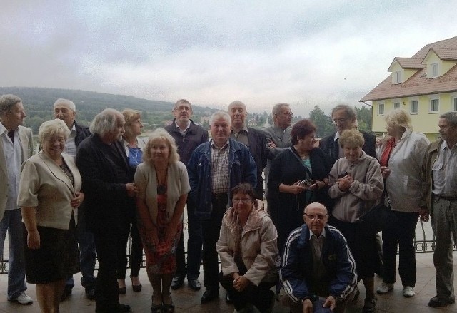 Pamiątkowe zdjęcie uczestników spotkania, które odbyło się na terenie gminy Zagnańsk. 