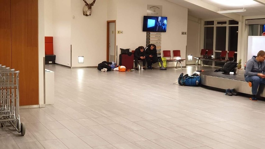 Pasażerowie z Polski na lotnisku w Egilsstadir