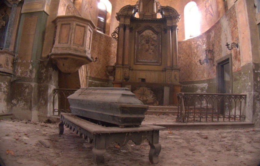 Opuszczony kościół wygląda jak gotowy plan zdjęciowy filmu...