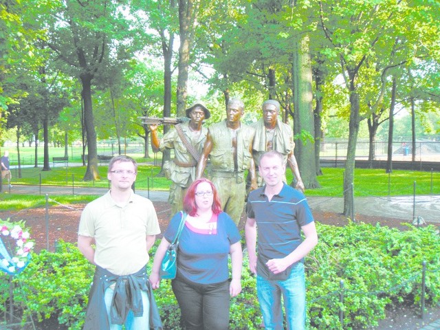 Zdjęcie na tle pomnika uczestników wojny wietnamskiej. Pierwszy z prawej Norbert Rasch, obok Jane Boorman.