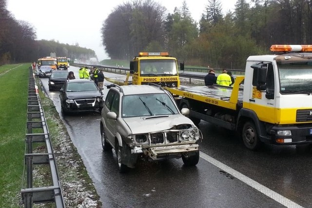 Na wysokości Góry św. Anny zderzyło się siedem samochodów.