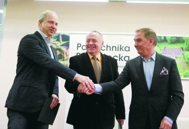 Jarosław Jurak (pierwszy z lewej), prezes bielskiego Danwoodu, Lech Dzienis, rektor Politechniki Białostockiej (w środku) i Jan Mikołuszko, szef Unibepu uścisnęli sobie dłonie, pieczętując umowę między obiema firmami a uczelnią