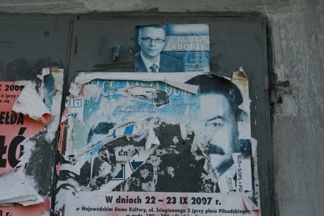 Ulica Zapolskiej - tu znaleźliśmy plakaty nie usunięte od trzech lat! - z poprzednich wyborów.