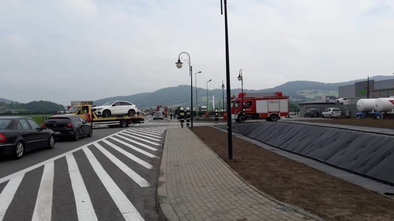 Wypadek na DK 75 w Łososinie Dolnej. Zderzyły się dwie osobówki, kierowca BMW nie mógł wyjść z auta [ZDJĘCIA]