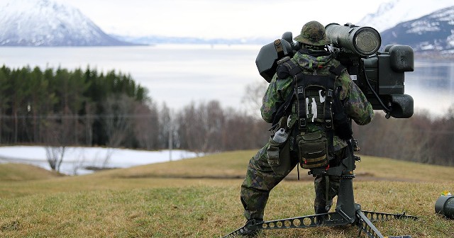 Żołnierz fińskiej armii. Jej marsz do NATO już trwa. Ogromna większość parlamentu Finlandii zagłosowała za akcesją do NATO