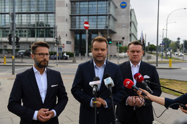 Rafał Bochenek przed siedzibą TVN: Nie ma tutaj z nami dziennikarzy tej stacji, bo nie pokażą jaka jest prawda.
