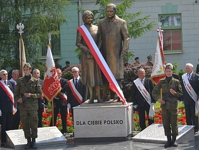 Pomnik Lecha i Marii Kaczyńskich w Radomiu