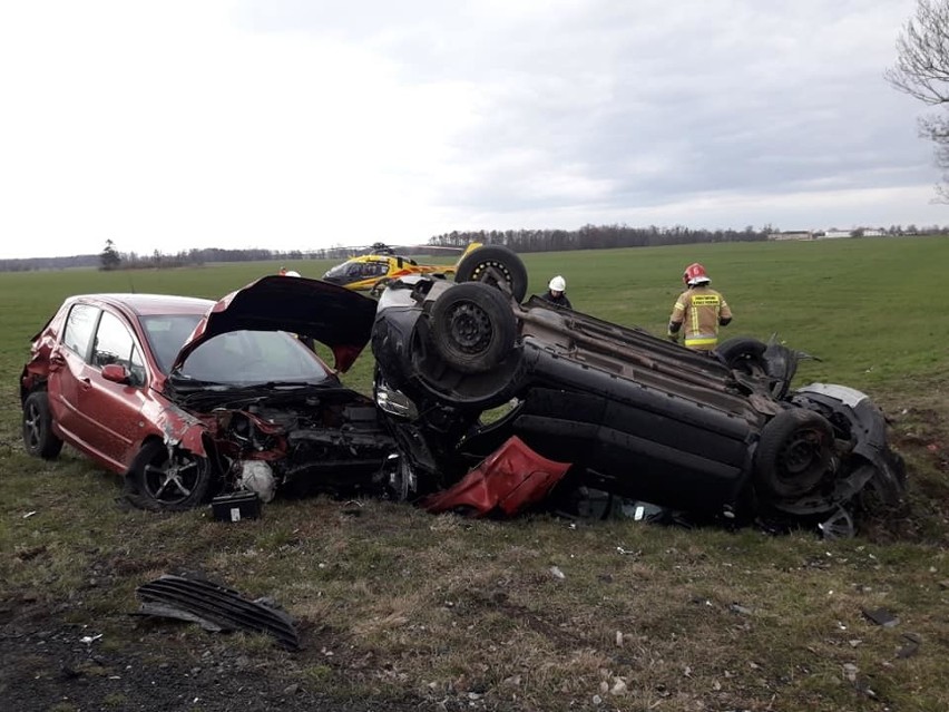 Wypadek i dachowanie pod Wrocławiem. Lądował helikopter LPR (ZDJĘCIA)