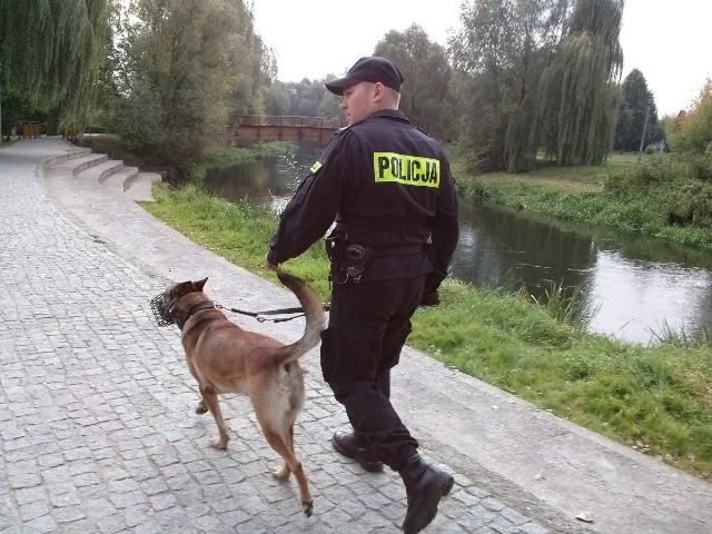 Kujawsko-pomorska policja sprawdza, czy mieszkańcy objęci kwarantanną stosują się do zaleceń.