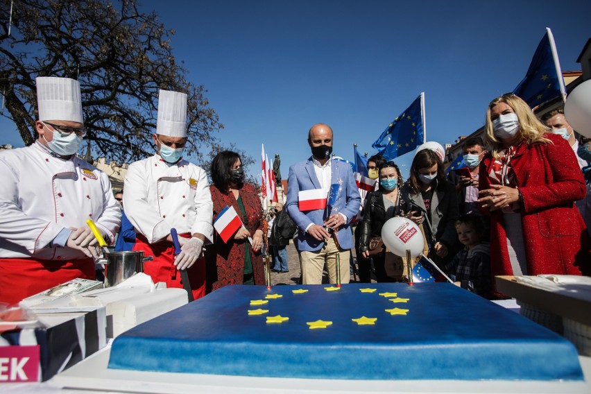 Dzień Europy na rzeszowskim Rynku. Konrad Fijłoek, kandydat na prezydenta Rzeszowa, kroił wielki tort [ZDJĘCIA]