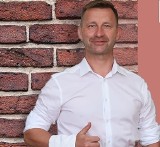Prezydent Ełku Tomasz Adrukiewicz idzie do pracy w restauracji. Będzie kelnerem
