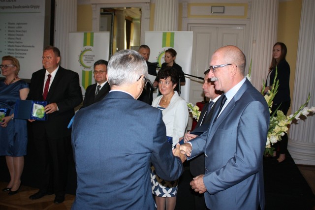 Nagrodę podczas forum poświęconemu grypie odebrał burmistrz Grójca Jacek Stolarski.