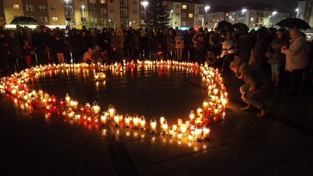 Nie cichną emocje po tragicznym zdarzeniu w Gdańsku i po śmierci prezydenta Pawła Adamowicza. W środę wieczorem w Koszalinie, na Rynku Staromiejskim, zgromadzili się ponownie mieszkańcy. Zapalili znicze w ramach akcji „Największe serce świata”. 