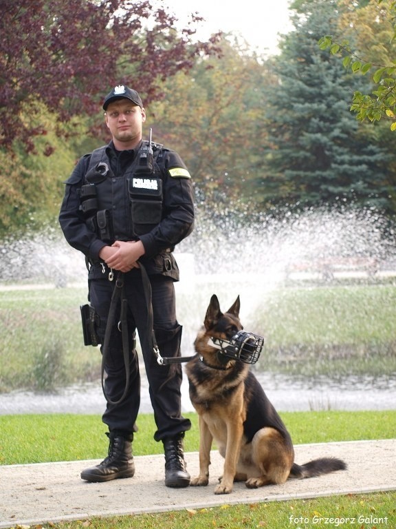Damian Kowalenko, policjant z Białogardu i pies Rambo.