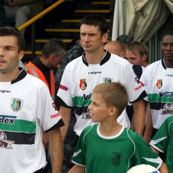 Piłkarze Stali (od prawej: Abel Salami, Tadeusz Krawiec,...