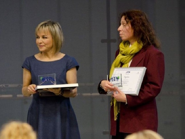 Iza Bednarz &#8211; z prawej, odebrała nagrodę podczas uroczystej gali w Warszawie.