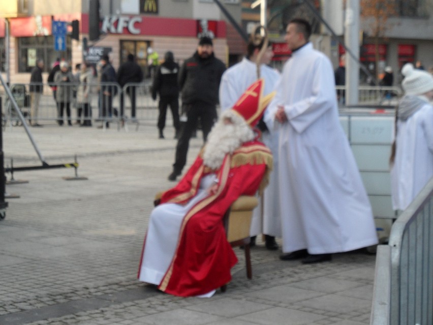 Do Częstochowy przyjechał św. Mikołaj i zapalił światełka [ZDJĘCIA]