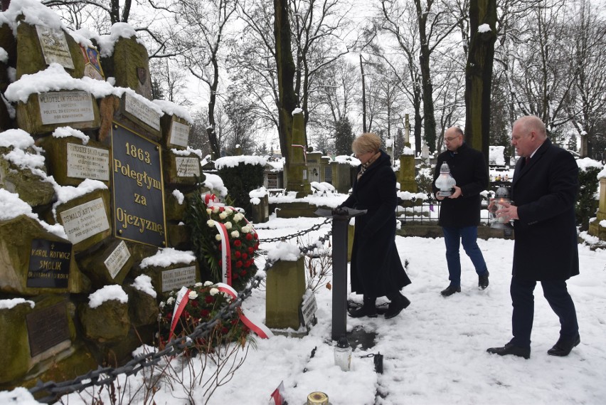 Przy kopcu powstańczym na Starym Cmentarzu złożono kwiaty...