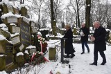 Tarnów. Zapłonęły znicze i złożono kwiaty przy kopcu na Starym Cmentarzu. Hołd dla poległych w 160. rocznicę Powstania Styczniowego