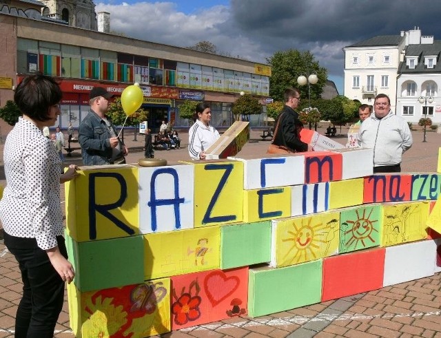 Symboliczny mur, jaki stanął na Placu Bartosza Głowackiego miał napis "Razem na rzecz zdrowia&#8221;.