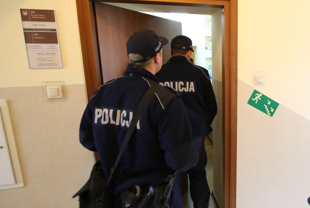 Burmistrz Chęcin zaatakowany w urzędzie nożem i substancją łatwopalną, napastnika obezwładniła policja