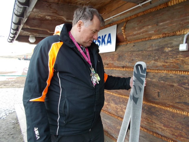 Andrzej Gocman pokazuje czarne od spodu narty