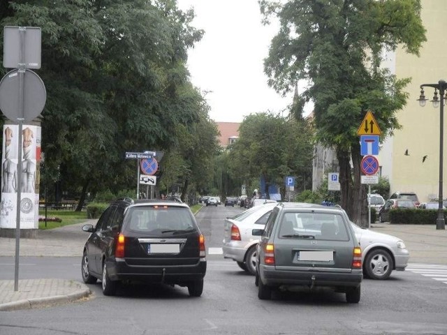 Do niebezpiecznych sytuacji dochodzi na skrzyżowaniu ul. 20 stycznia (od strony Zamoyskiego) z Mickiewicza. Zdaniem kierowców, zarząd dróg niewłaściwie oznakował to miejsce.