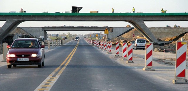 Prace na odcinku Jarosław &#8211; Radymno prowadzone są na dwie zmiany. Co będzie z budową podkarpackiej autostrady, gdy zniknie magiczna data Euro 2012. Nz. przejezdna droga 77 pod wiaduktami autostradowymi.