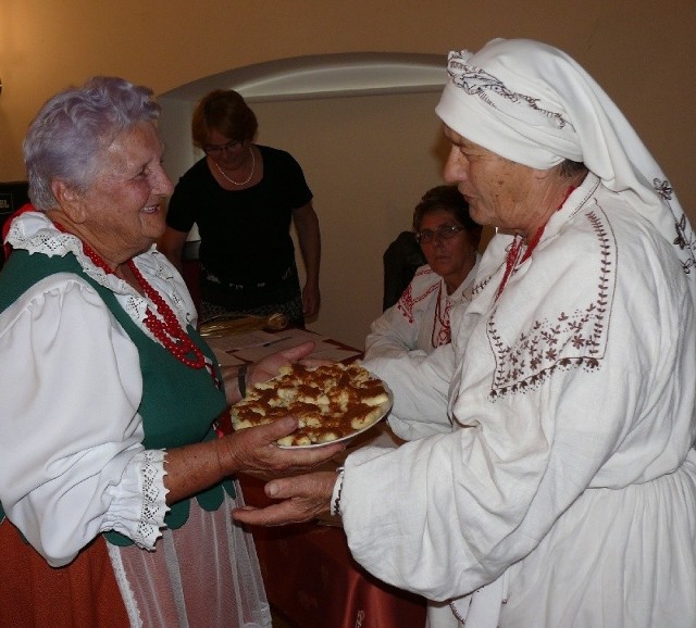 Przedstawicielka gminy Dwikozy przekonuje przewodniczącą jury Annę Rzeszut, że pierogi z serem i miętą są znakomite.