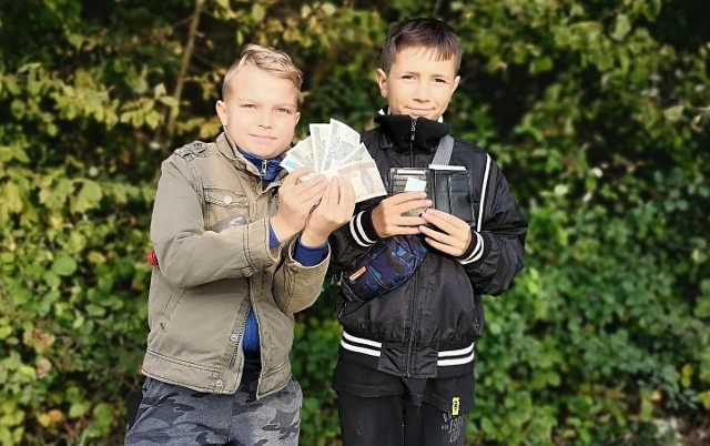 Od lewej Kacper Czaja i Mateusz Piotrowski ze znalezionym portfelem i pieniędzmi
