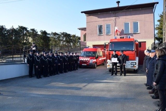 Strażacy z Kotuszowa powitali nowy samochód, który teraz będzie im służył podczas akcji.