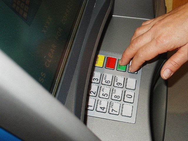 13 sierpnia w Rojewie niespodziewanie przy bankomacie pojawił się mężczyzna, który próbował pobrać pieniądze na skradzioną wcześniej kartę, którą poszkodowana zastrzegła