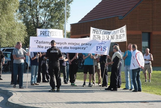 - To nie jest zgromadzenie! Każdy z nas przyszedł sam z siebie! - krzyczeli ludzie.