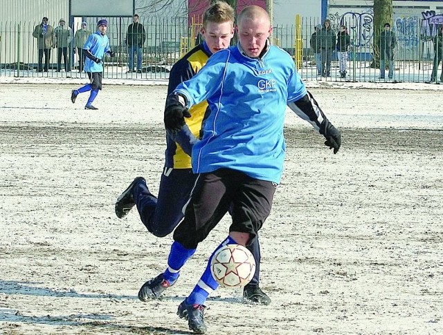 Adrian Łuszkiewicz (na pierwszym planie, z piłką) jest jednym z trzech piłkarzy GKP, zakontraktowanych do połowy 2012 roku.