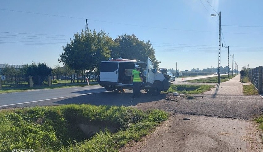 Wypadek w Gorzycach. Opel vivaro wpadł do rowu i uderzył w przepust drogowy. Ranny jest kierowca (ZDJĘCIA)
