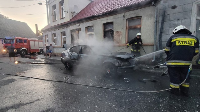 W środę (20 lipca) nad ranem strażacy dostali wezwanie do pożaru samochodu osobowego w Koronowie. Zdjęcia z akcji zamieszczamy w galerii ▶