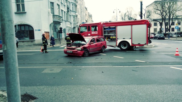 Po godzinie 9 doszło do kolizji przy skrzyżowaniu ulicy Gdańskiej i alei Adama Mickiewicza. Opel Astra znalazł się na torowisku i zablokował ruch tramwajowy.Jak udało nam się ustalić zderzyły się dwa ople. Kierowca, jadący w stronę Myślęcinka przejechał przez skrzyżowanie na czerwonym świetle i zderzył się z pojazdem, który nadjechał od strony al. Adama Mickiewicza.Jedna osoba została ranna i przewieziono ją do szpitala.Samochód znalazł się na środku drogi, przez co uniemożliwił ruch wszystkim tramwajom, które kursują ulicą Gdańską. Na miejscu jest jeden zastęp strażaków, policja oraz pogotowie ratunkowe.Zarząd Dróg Miejskich i Komunikacji Publicznej w Bydgoszczy na czas usuwania skutków zdarzenia przygotował zmiany w organizacji ruchu. Tramwaje 1 i 10 tymczasowo kursują na Babią Wieś, 2 i 6 do Wyścigowej, a 4 do Rycerskiej. Ponadto linie autobusowe 71 i 77 w kierunku Morskiej kursują przez ulice Śniadeckich i Markwarta do r. Ossolińskich, a linia 67 jeździ objazdem przez Gdańską, Chocimską i Pomorską.Aktualizacja: po godzinie 10 ruch tramwajów został przywrócony. Nadal możliwe są jednak spore opóźnienia. 