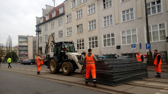 W poniedziałek 12 marca rozpoczął się kolejny etap przebudowy ul. Sikorskiego. Drogowcy zamykają odcinek od ul. Hejmanowskiej do Wełnianego Rynku i Pionierów. W związku z kolejnymi robotami, czekają nas w mieście kolejne utrudnienia. Od dziś kierowcy nie przejadą nie tylko zamkniętym odcinkiem, ale również nie będą mogli dojechać do skrzyżowania ulic: Dzieci Wrzesińskich – Sikorskiego – Herberta. Choć początkowo były plany, by to skrzyżowanie było przejezdne, ostatecznie i ul. Dzieci Wrzesińskich, i ul. Herberta pozostaną ślepymi drogami.Przeczytaj też:  Remont ul. Sikorskiego w Gorzowie. Rusza kolejny etap. Jakie zmiany w centrum?POLECAMY:  Magazyn Informacyjny "Gazety Lubuskiej"