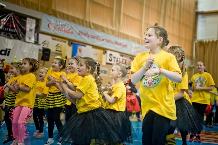 Tegoroczny Bal Pszczółek w Świeciu: W Hali Sportowo-Widowiskowej zaroiło się od pełnych energii dzieci 