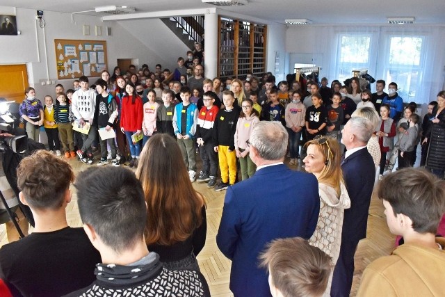 W czwartek, 3 marca, w Szkole Podstawowej imienia Stefana Żeromskiego w Mąchocicach- Scholasterii naukę rozpoczęły dzieci i młodzież z Ukrainy. Na zdjęciu Uczniowie podczas uroczystego apelu - więcej w galerii zdjęć