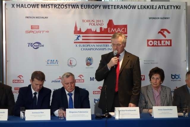 Wacław Krankowski (stoi), prezes Polskiego Związku Weteranów Lekkiej Atletyki i dyrektor generalny mistrzostw, podczas konferencji prasowej w Warszawie zachęcał do udziału w marcowych zawodach
